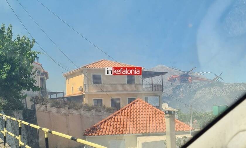 Φωτιά Κεφαλονιά: Απειλούνται σπίτια στο Καπανδρίτι - Τιτάνια μάχη των Πυροσβεστών με τις φλόγες