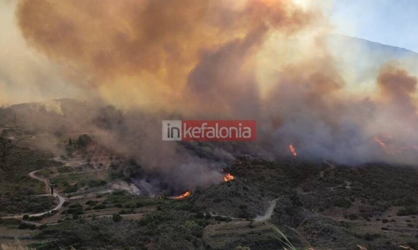 Φωτιά στην Κεφαλονιά: Δύσκολη νύχτα με ισχυρούς ανέμους - Εκκενώθηκαν προληπτικά τρία χωριά