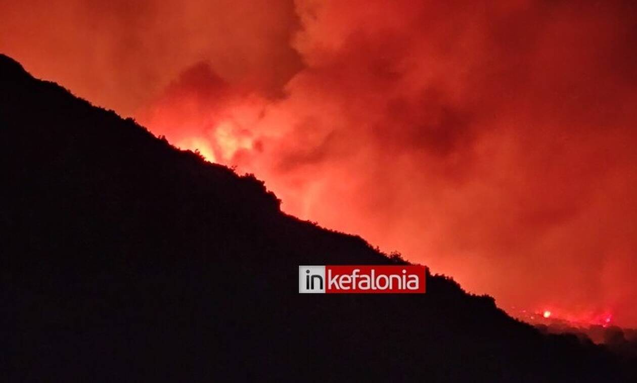 Φωτιά στην Κεφαλονιά: Εφιαλτική η κατάσταση - Βραδινές φωτογραφίες από την μεγάλη πυρκαγιά