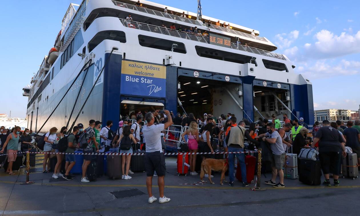 Λιμάνι Πειραιά: Ουρές και παράπονα για το αυξημένο κόστος της εισόδου στο πλοίο - «Μαζεύουμε χαρτιά»