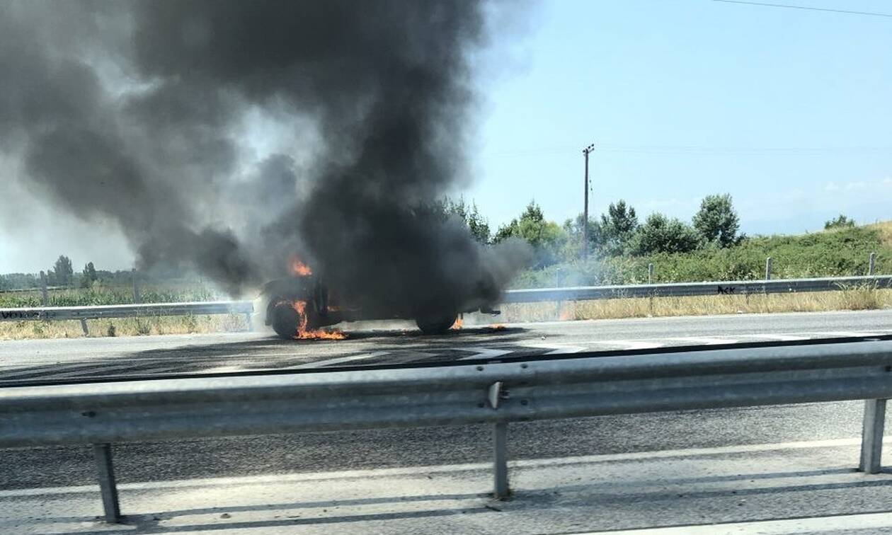 Λάρισα: Αυτοκίνητο τυλίχτηκε στις φλόγες στην Εθνική - Σώθηκε από θαύμα ο οδηγός