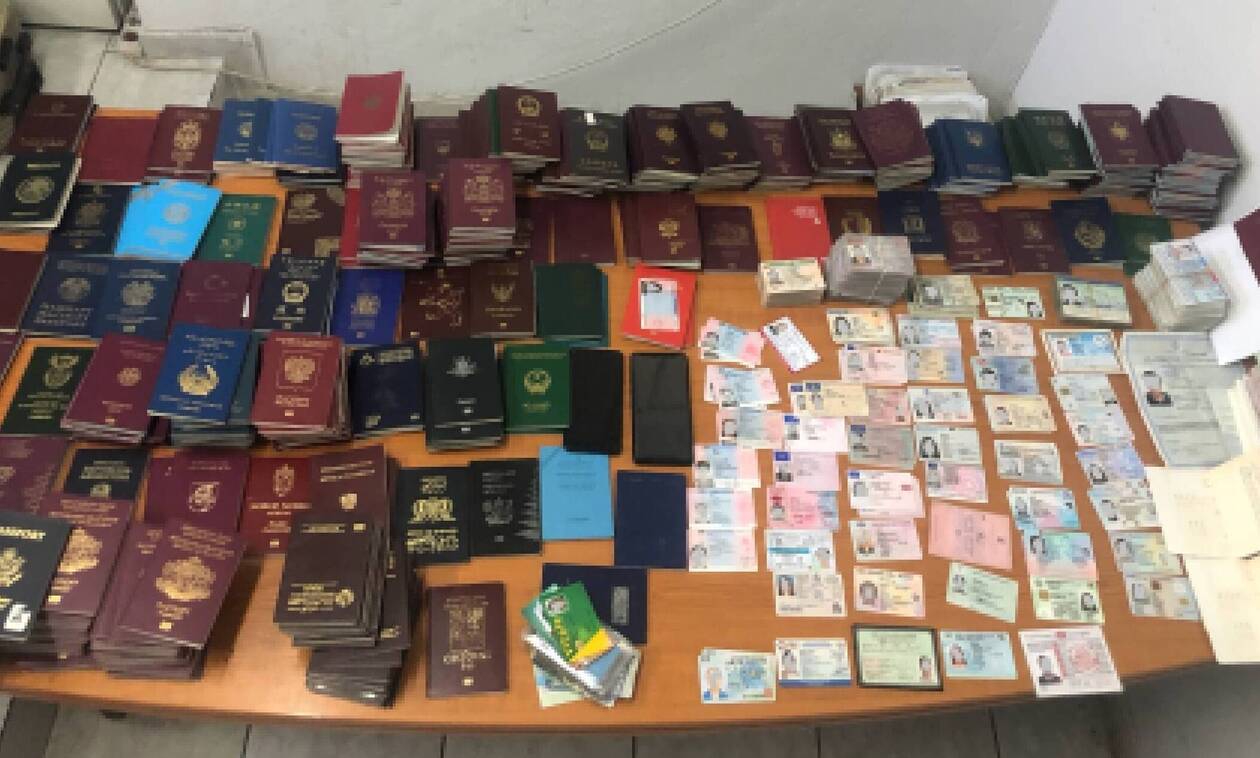 Συνελήφθησαν φορτωμένοι με εκατοντάδες πλαστά διαβατήρια