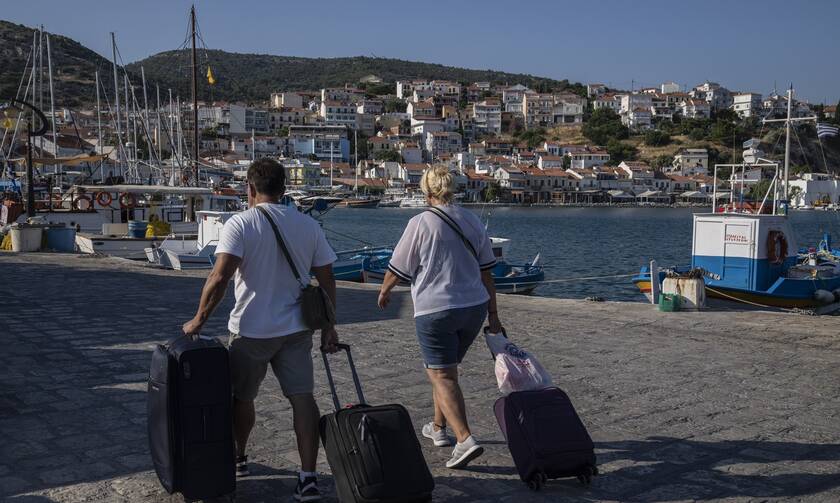 Daily Mail: Στις 19 Ioυλίου ανοίγουν τα ταξίδια στην Ελλάδα για τους πλήρως εμβολιασμένους Βρετανούς