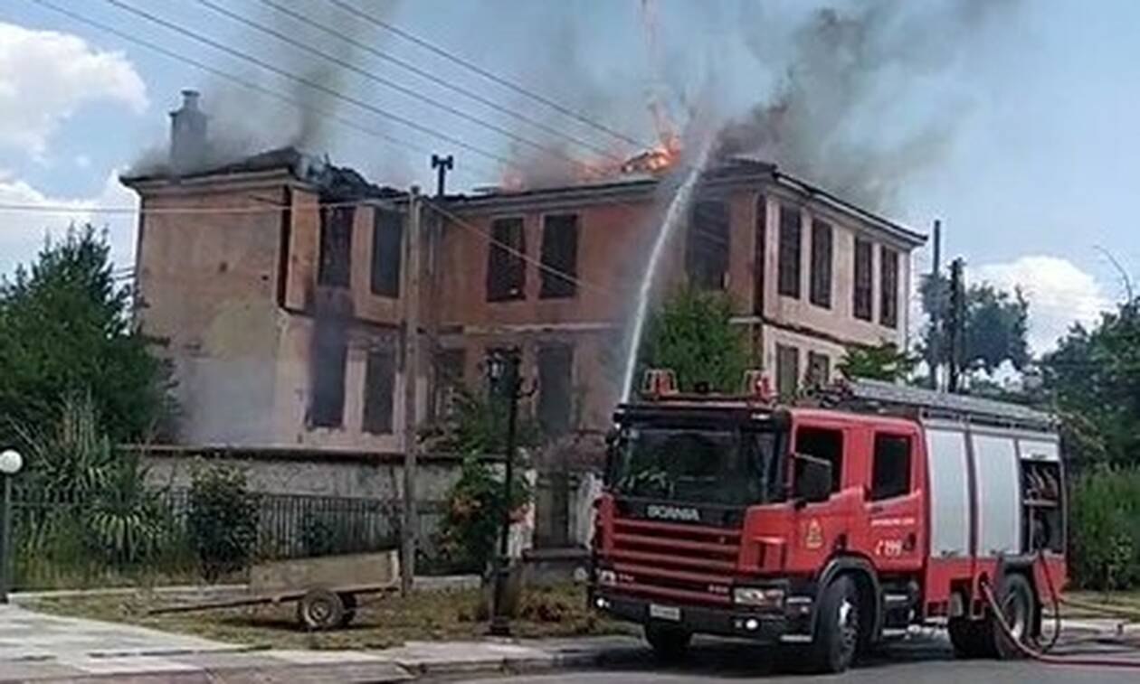 Φωτιά ΤΩΡΑ σε διατηρητέο κτίριο στον Λαγκαδά Θεσσαλονίκης