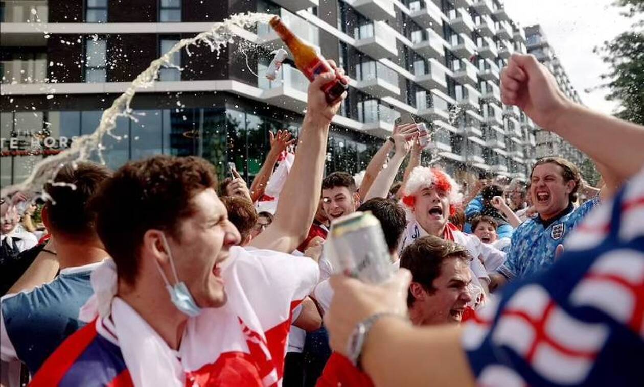 Euro 2020: Η Αγγλία ζει και αναπνέει για τον ημιτελικό! - Ντελίριο έξω από το Wembley (videos+pics)