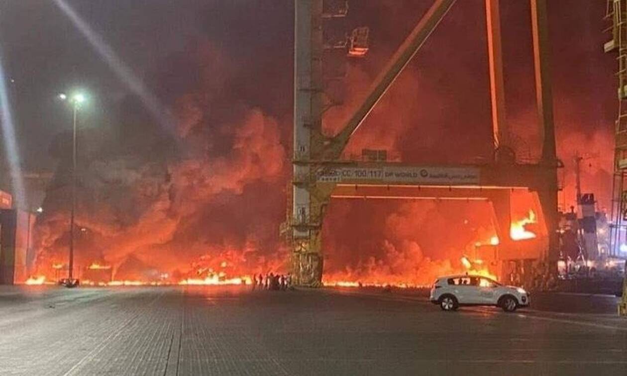 Ντουμπάι: Υπό έλεγχο η φωτιά που ξέσπασε έπειτα από έκρηξη σε πλοίο στο λιμάνι Τζεμπέλ Αλί