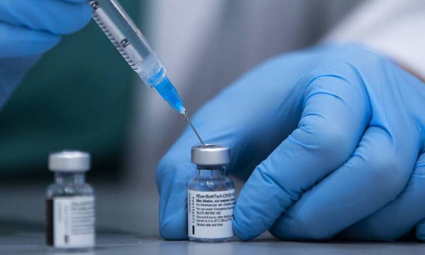 Υποχρεωτικός εμβολιασμός: Ποιες επαγγελματικές ομάδες θα αφορά - Μετακινήσεις για τους αρνητές