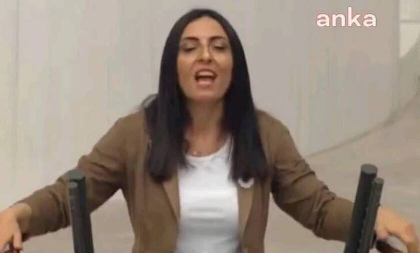 Τουρκία: Βουλευτής της αντιπολίτευσης τραγούδησε στη Βουλή για να διαμαρτυρηθεί κατά του Ερντογάν