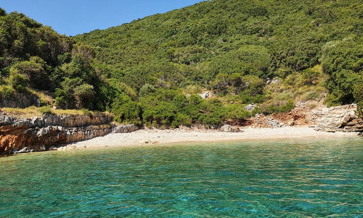 Ρεπορτάζ Newsbomb.gr - Ιθάκη: «Αναγεννήθηκε» μια παραλία που «έπνιγαν» 74 τόνοι σκουπιδιών