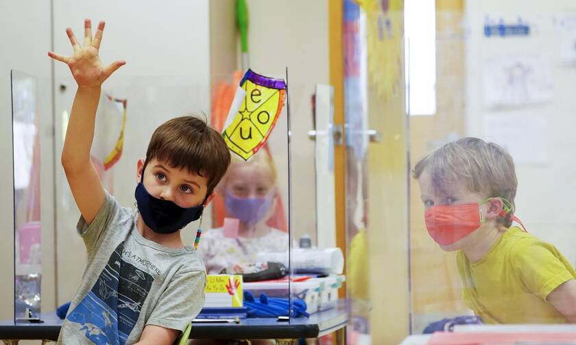 ΗΠΑ: Οι εμβολιασμένοι μαθητές και εκπαιδευτικοί μπορούν να «πετάξουν» τη μάσκα στο σχολείο