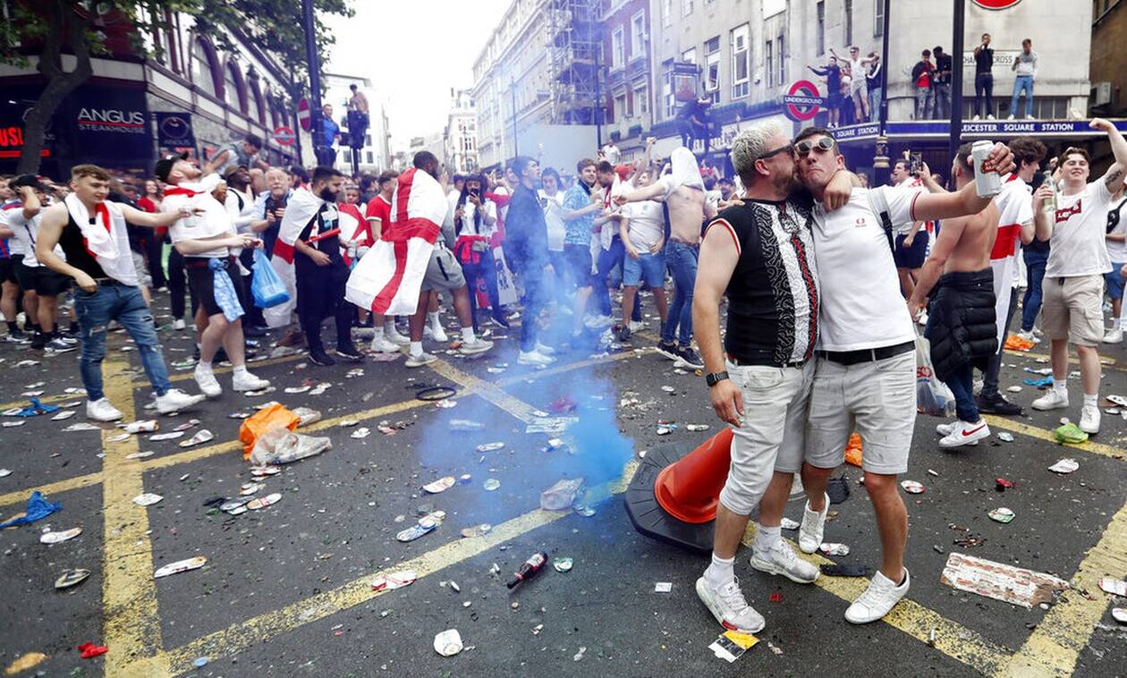 Euro 2020: Θλιβερές εικόνες στο Λονδίνο - «Σκουπιδότοπος» η Leicester Square (video+photos)