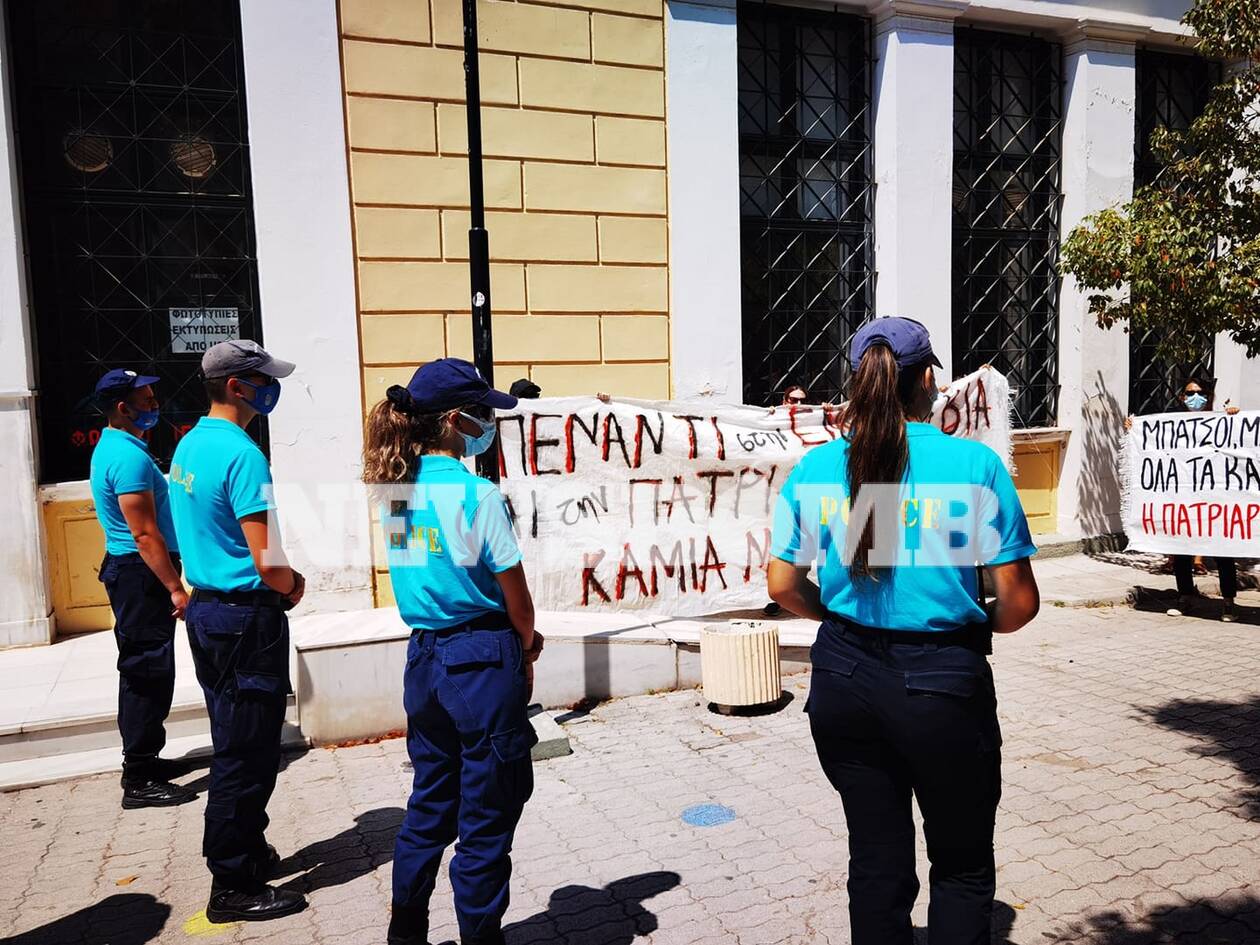 Ευελπίδων: Διαμαρτυρία εντός των δικαστηρίων την ώρα της απολογίας του αστυνομικού
