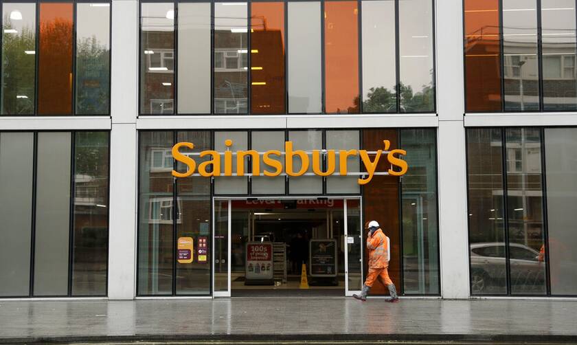 Βρετανία: Τα σουπερμάρκετ Sainsbury's προτρέπουν τους πελάτες τους να συνεχίσουν να φορούν μάσκα