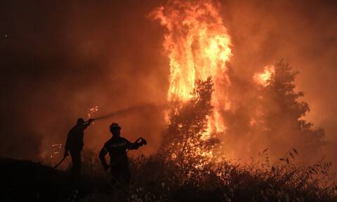 Φωτιά ΤΩΡΑ στη Σάμο: Δύσκολη νύχτα σε Κοκκάρι και Μυτιληνιούς - Εκκενώθηκαν ξενοδοχεία και σπίτια