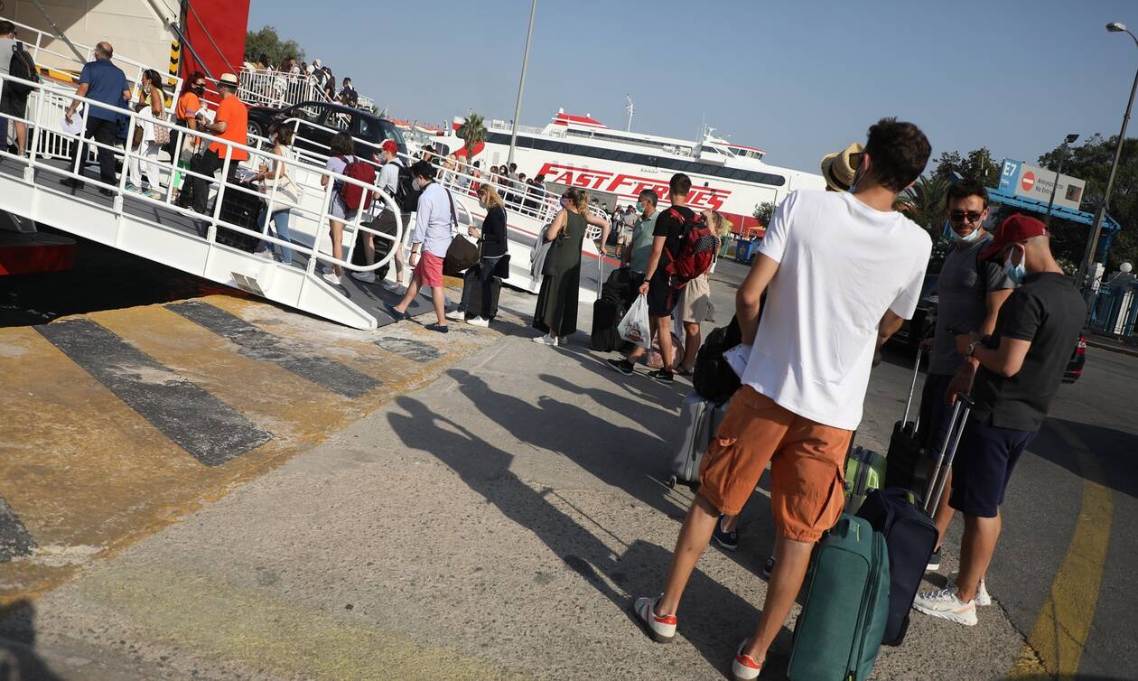 Η πρώτη μεγάλη έξοδος: Ουρές στο λιμάνι του Πειραιά - «Δεν πειράζει και να μην χορέψουμε»