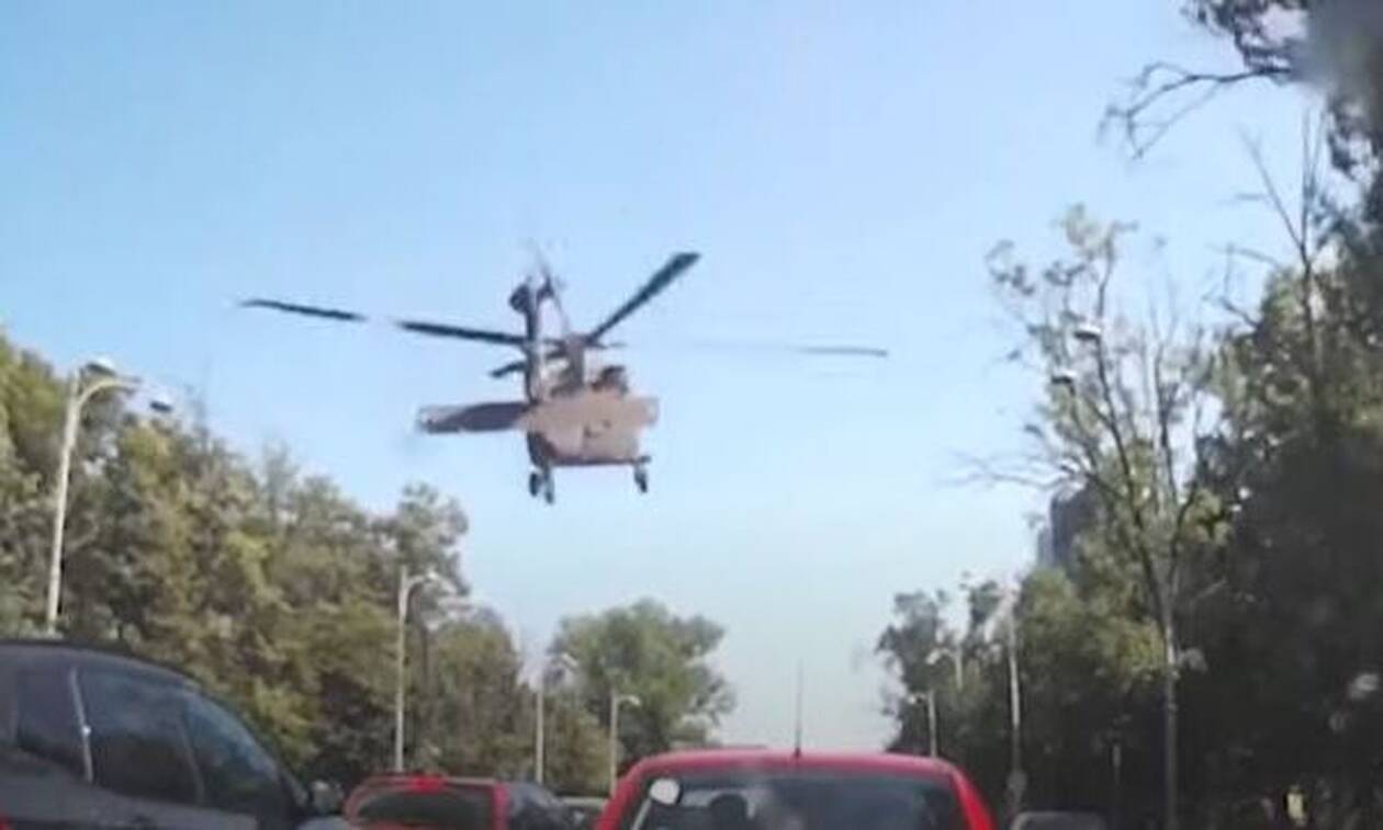 Εντυπωσιακό βίντεο: Στρατιωτικό ελικόπτερο έκανε αναγκαστική προσγείωση σε δρόμο στο Βουκουρέστι