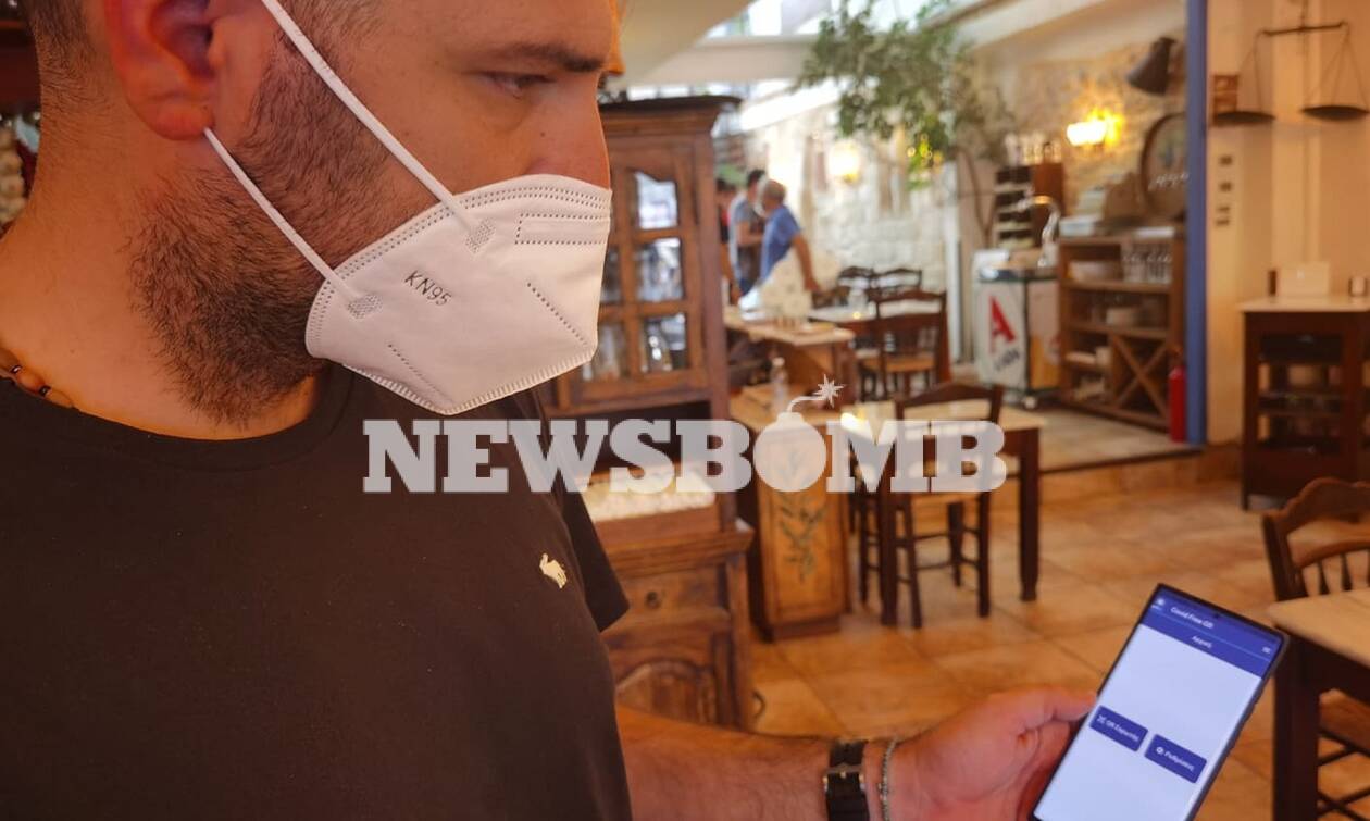 Εστίαση – Ρεπορτάζ Newsbomb.gr: Με το κινητό στο χέρι για τα πιστοποιητικά οι επιχειρηματίες