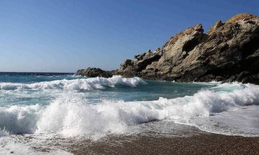 Χίος: Αστυνομικός βούτηξε στη θάλασσα και έσωσε 19χρονη