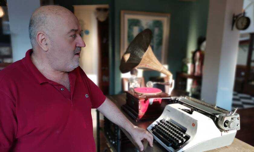 Γιάννης Στύλιος: Ο συλλέκτης που εκθέτει στο καφέ του τα σπάνια αντικείμενα της συλλογής του