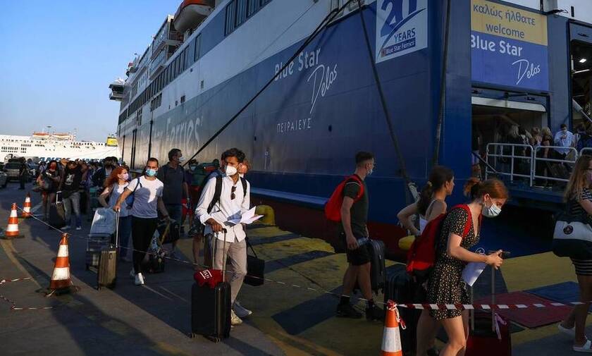 Ταξίδι με πλοίο: Μεγάλες ουρές στο λιμάνι του Πειραιά - Ποια είναι τα απαιτούμενα πιστοποιητικά