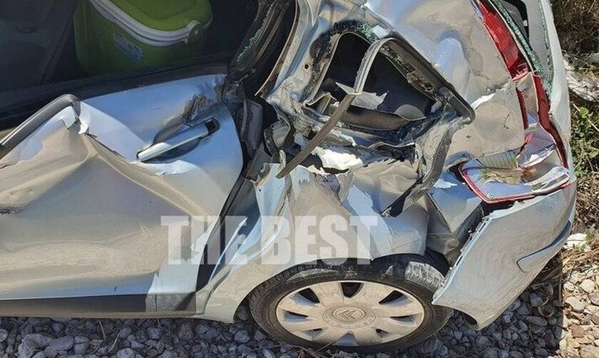 Πάτρα: Αυτοκίνητο έπεσε πάνω στον Προαστιακό - Σώθηκαν από θαύμα (pics)