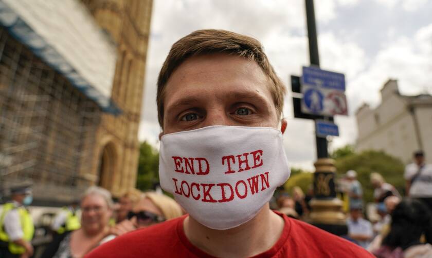 Ανδρας με μάσκα «End the lockdown»