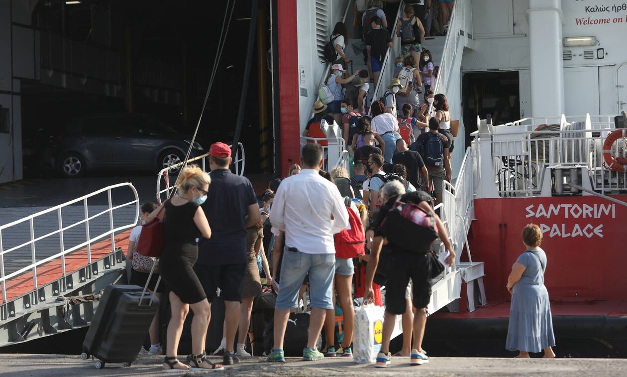 Αυξημένη κίνηση στο λιμάνι του Πειραιά: Με βεβαιώσεις στα χέρια οι πολίτες (vid)