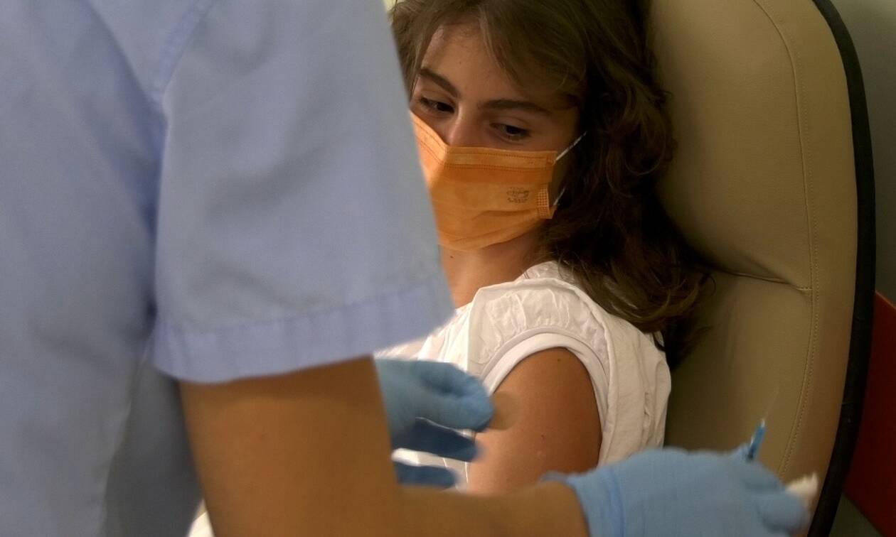 Λάρισα: “Χαριστική βολή στην πανδημία” το μήνυμα της πρώτης 15χρονης που εμβολιάστηκε στο Νομό