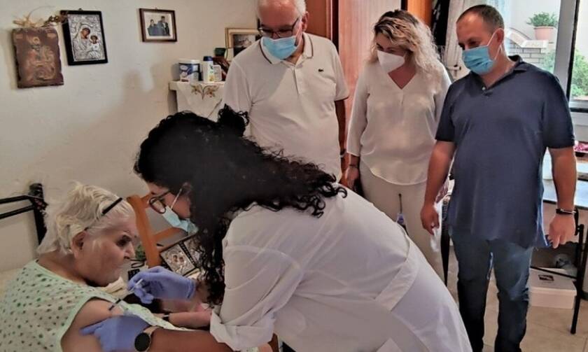 Κρήτη: Εμβολιάστηκαν 15χρονη και 100χρονη από τις Κινητές Μονάδες στην Τύλισο
