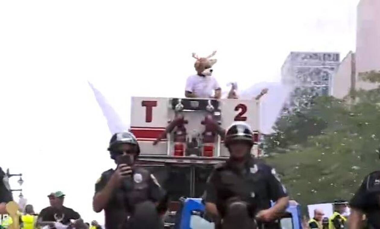 LIVE η παρέλαση των πρωταθλητών: Οι Μπακς του Γιάννη Αντετοκούνμπο μπροστά στους οπαδούς τους