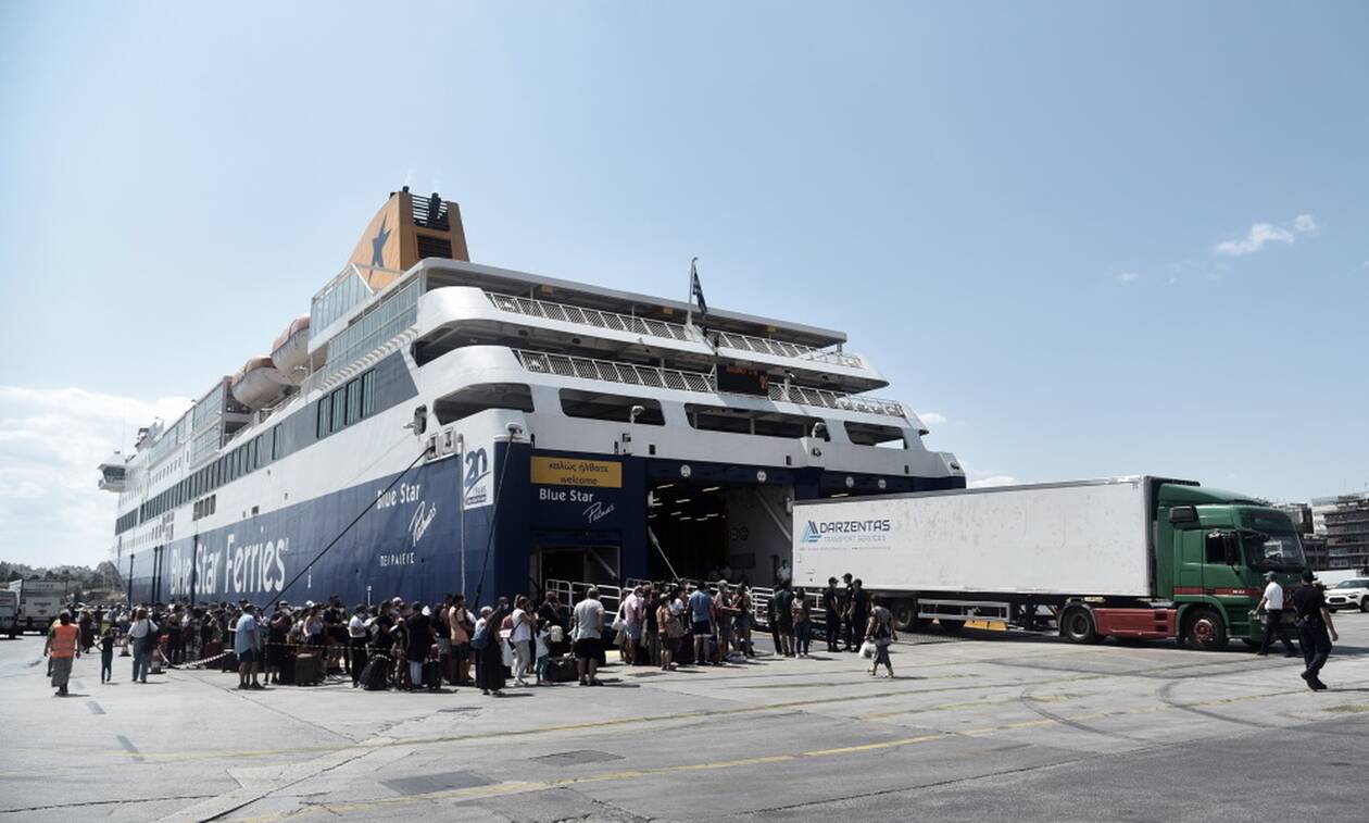 Το αδιαχώρητο στο λιμάνι του Πειραιά: Όπου... φύγει φύγει οι αδειούχοι –  Εντατικοί οι έλεγχοι (vid)