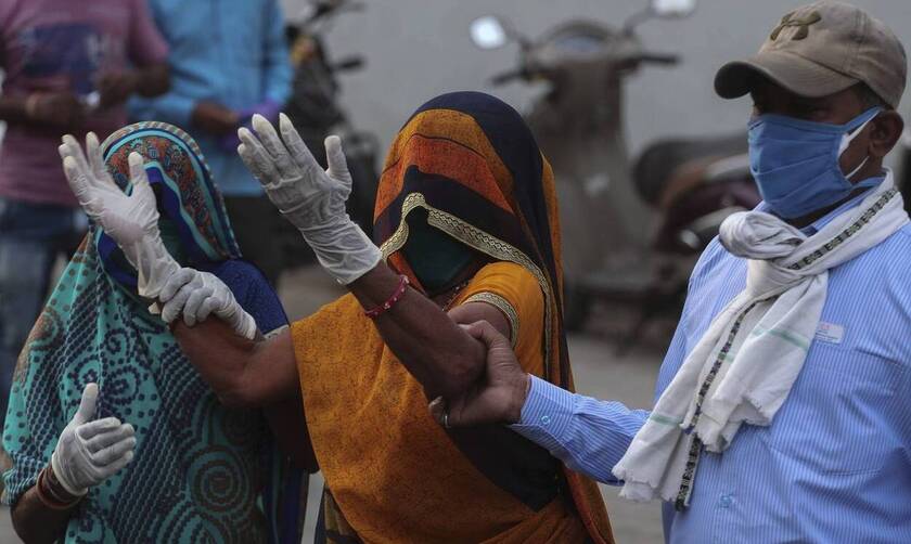 Κορονοϊός Ινδία: Ξεπέρασαν τους 420.000 οι θάνατοι - Φόβοι για αύξηση των νεκρών
