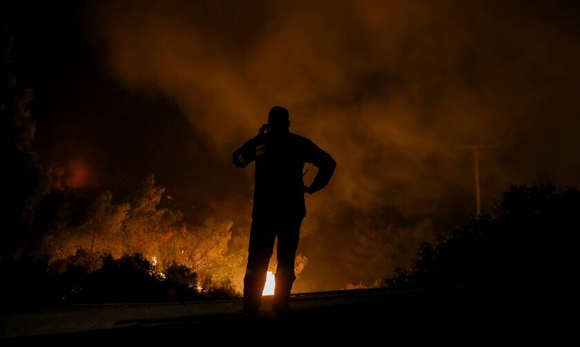 Φωτιά ΤΩΡΑ: Δύσκολη νύχτα σε Επίδαυρο και Κορινθία - Οριοθετήθηκαν σε Εύβοια και Χαλκιδική