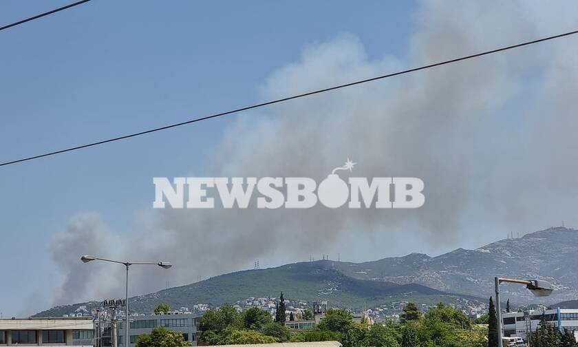 Φωτιά στη Σταμάτα: «Πνίγονται» από τον καπνό τα βόρεια προάστια