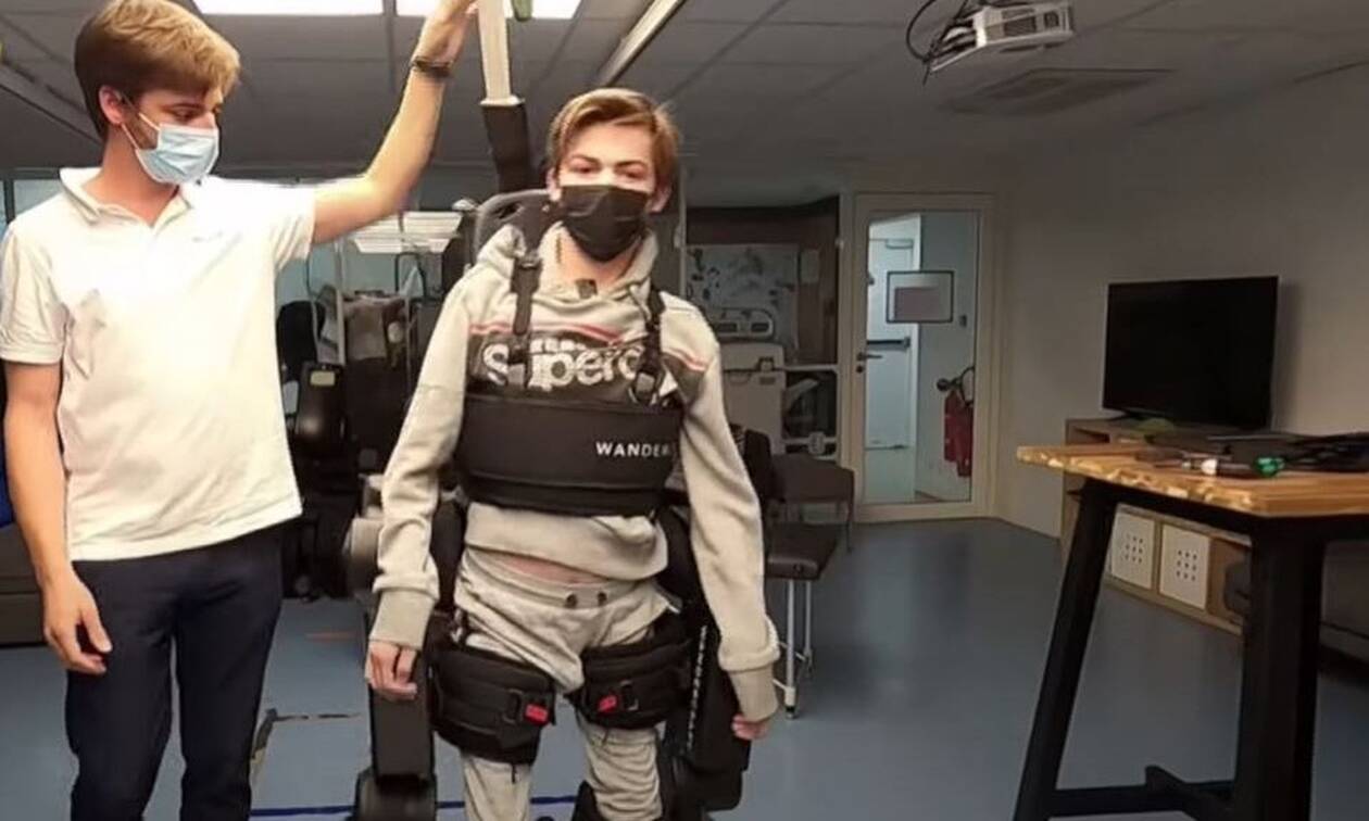 Γαλλία: Πατέρας έφτιαξε ρομποτικό εξωσκελετό για να βοηθήσει τον γιο του να περπατήσει (Βίντεο)