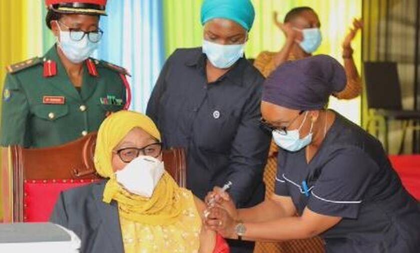 H πρόεδρος της Τανζανίας εμβολιάζεται