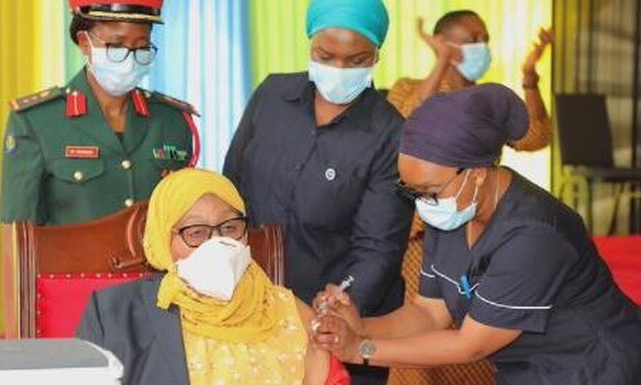 Τανζανία: Η πρόεδρος εμβολιάζεται δημόσια μετά το θάνατο του αντι-εμβολιαστή προκάτοχού της