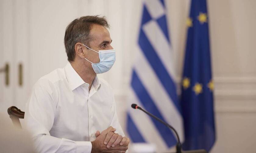 PM Mitsotakis urges people in Crete to get vaccinated