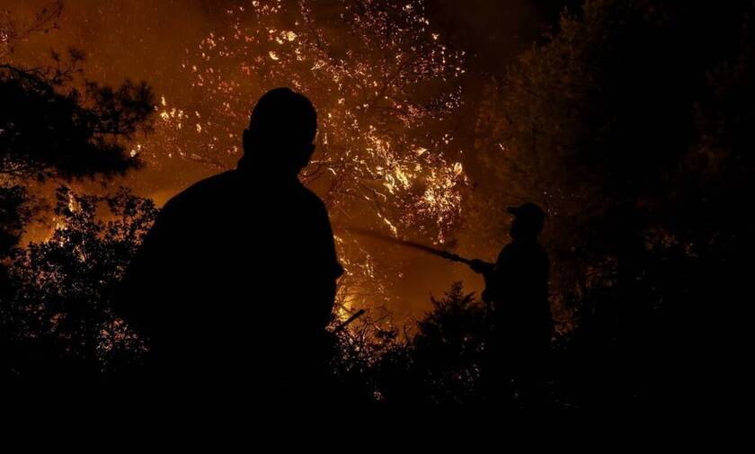 Φωτιά: Δύσκολη μάχη με τις φλόγες στο Θύριο Βόνιτσας - Εκκενώθηκε προληπτικά ο οικισμός Δρυμός