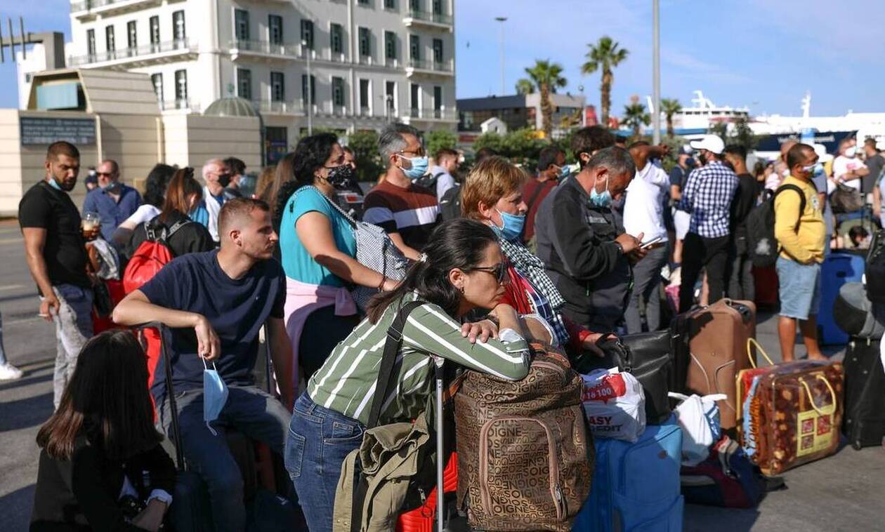 Καθυστερήσεις στο λιμάνι του Πειραιά: «Εγκαταλείπουν» την πρωτεύουσα οι πρώτοι αδειούχοι