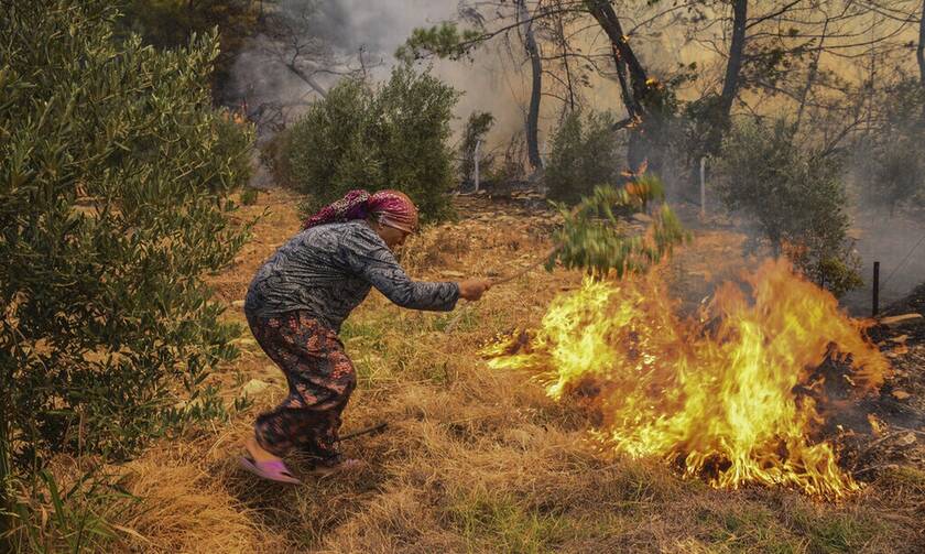 Τουρκία: Στους έξι οι νεκροί από τις δασικές πυρκαγιές - Εκκενώθηκαν σπίτια και ξενοδοχεία