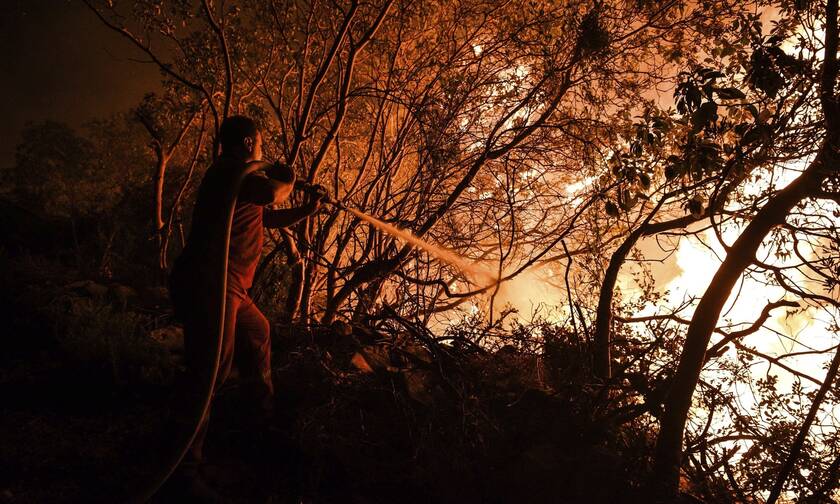 Πυροσβέστης δίνει μάχη με τις φλόγες στην Τουρκία