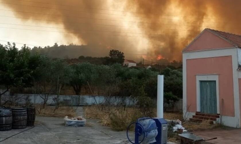 Φωτιά στη Ρόδο: Ανεξέλεγκτες διαστάσεις παίρνει το μέτωπο - Εκκενώθηκε οικισμός