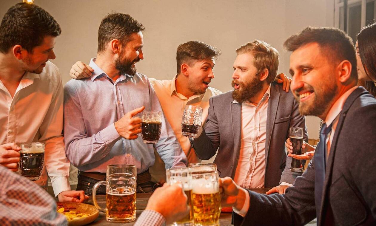 Έρευνα: Όσο πιο συχνά πάμε για μπίρες, τόσο γινόμαστε ευτυχισμένοι