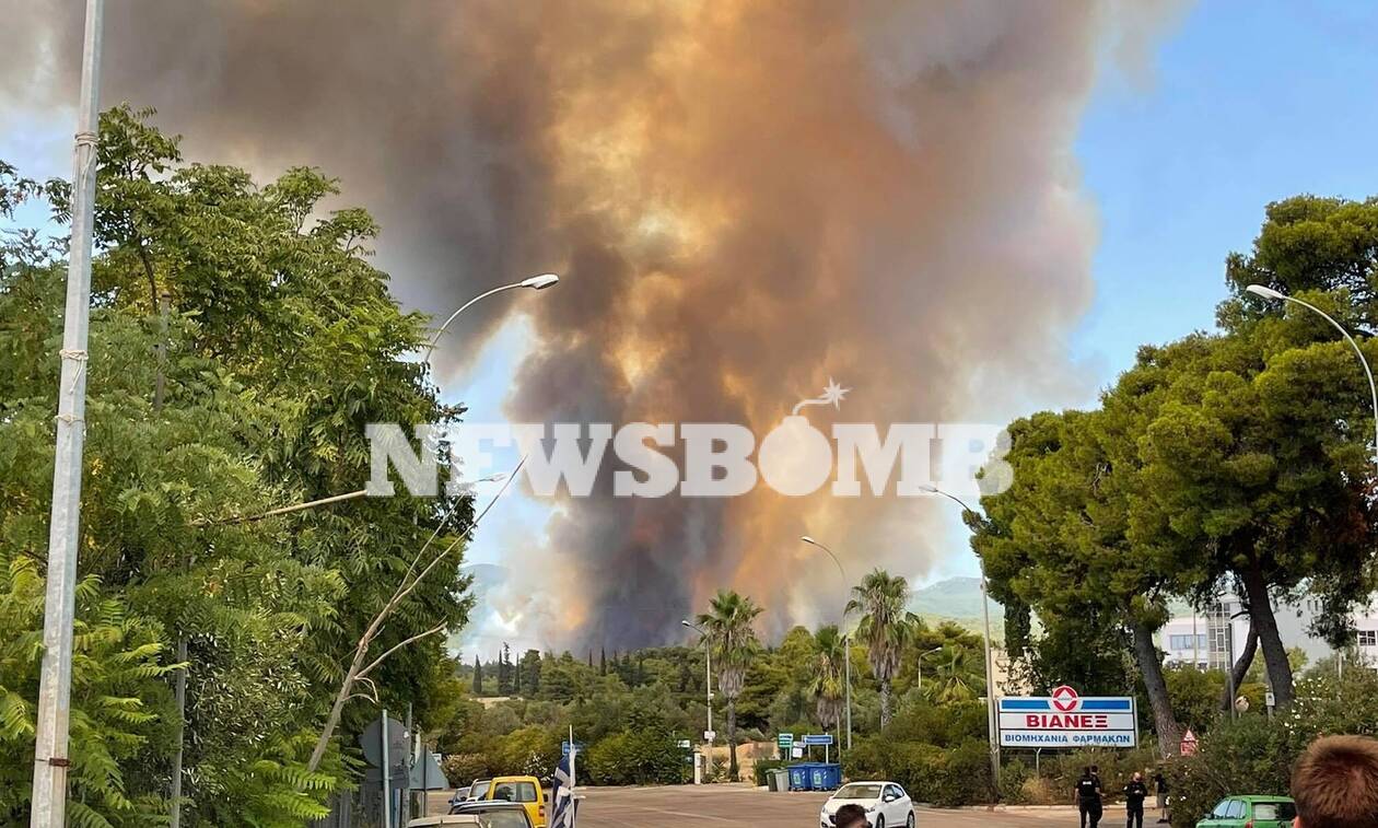 Φωτιά στη Βαρυμπόμπη: Εικόνες και βίντεο από τη μεγάλη πυρκαγιά