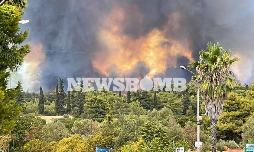 Φωτιά στη Βαρυμπόμπη: Δραματική η κατάσταση - Σύννεφο καπνού κάλυψε την Αττική
