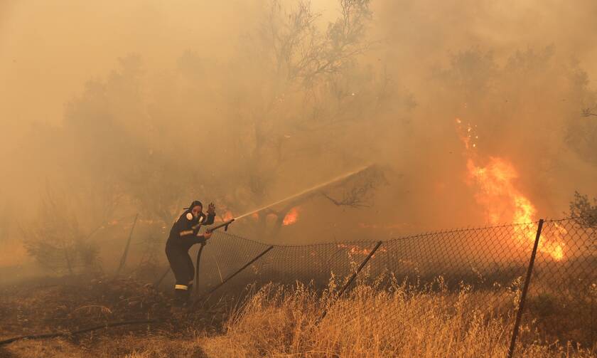 Συγκλονιστική μάχη των πυροσβεστών στη φωτιά της Βαρυμπόμπης
