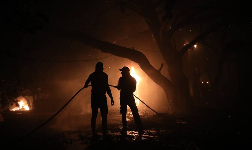 Φωτιά Βαρυμπόμπη: Τιτάνια μάχη με τις φλόγες - Απειλούνται και εργοστάσια - Συνεχείς αναζωπυρώσεις