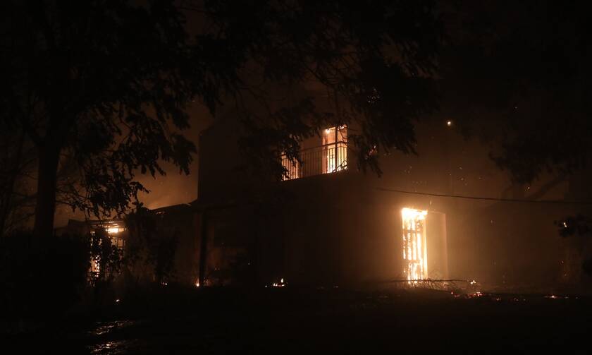 Φωτιά Βαρυμπόμπη: Κάηκε εργοστάσιο στις Αχαρνές - Τιτάνια, ολονύχτια μάχη με τη φωτιά