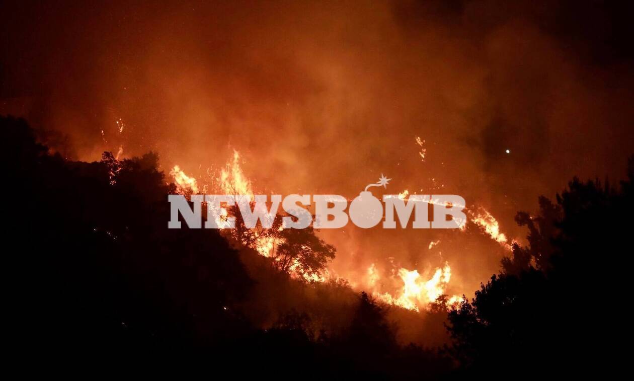 Φωτιά Βαρυμπόμπη: Ακούγονται συνεχώς εκρήξεις – Καίγονται σπίτια και αυτοκίνητα